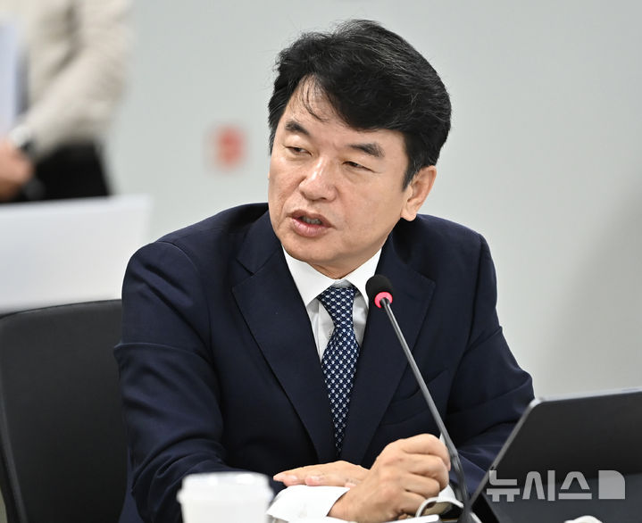 [수원=뉴시스] 김종택 기자 = 문진석 더불어민주당 의원이 20일 경기 수원시 경기도청에서 열린 국회 국토교통위원회의 경기도에 대한 국정감사에서 질의하고 있다. 2025.10.20. jtk@newsis.com
