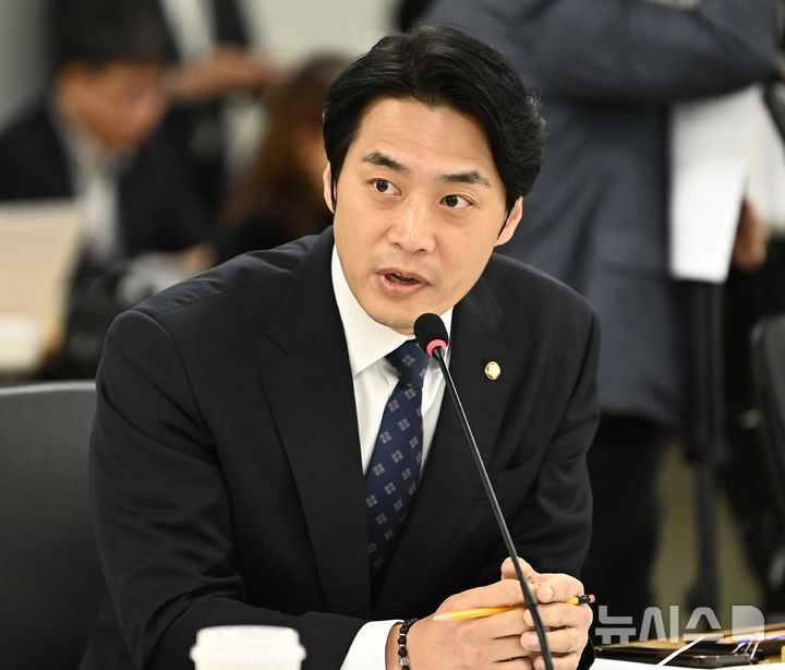 [수원=뉴시스] 김종택 기자 = 한준호 더불어민주당 의원이 20일 경기 수원시 경기도청에서 열린 국회 국토교통위원회의 경기도에 대한 국정감사에서 질의하고 있다. 2025.10.20. jtk@newsis.com