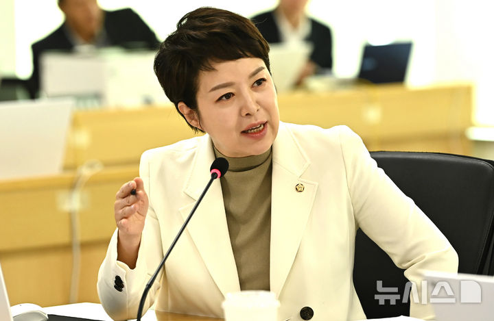 [수원=뉴시스] 김종택 기자 = 김은혜 국민의힘 의원이 20일 경기 수원시 경기도청에서 열린 국회 국토교통위원회의 경기도에 대한 국정감사에서 질의하고 있다. 2025.10.20. jtk@newsis.com