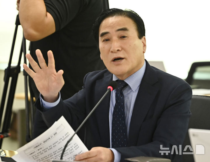 [수원=뉴시스] 김종택 기자 = 김종양 국민의힘 의원이 20일 경기 수원시 경기도청에서 열린 국회 국토교통위원회의 경기도에 대한 국정감사에서 질의하고 있다. 2025.10.20. jtk@newsis.com