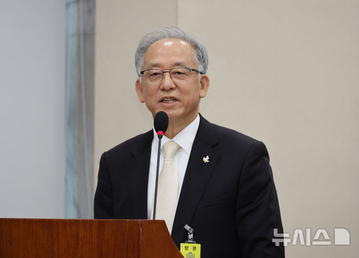 [서울=뉴시스] 김금보 기자 = 이창석 국립생태원 원장이 지난해 10월 20일 서울 여의도 국회에서 열린 기후에너지환경노동위원회 국정감사에서 질의에 답하고 있다. 2025.10.20. kgb@newsis.com