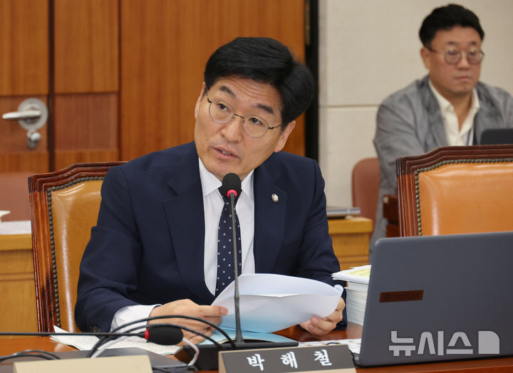 [서울=뉴시스] 김금보 기자 = 박해철 더불어민주당 의원이 20일 서울 여의도 국회에서 열린 기후에너지환경노동위원회 국정감사에서 질의를 하고 있다. 2025.10.20. kgb@newsis.com