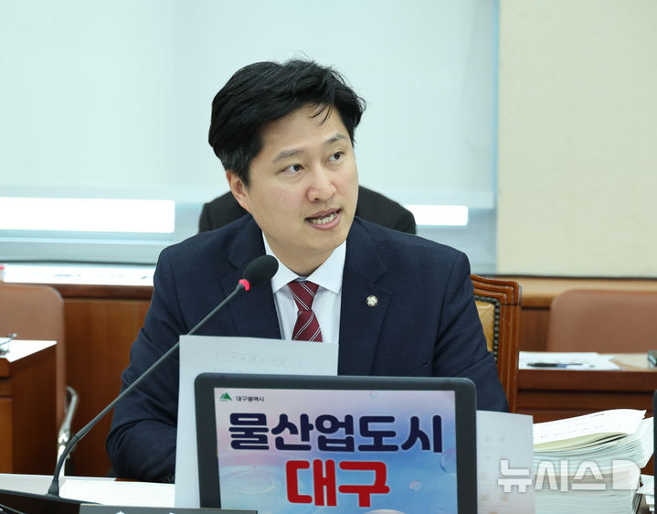 [서울=뉴시스] 김금보 기자 = 우재준 국민의힘 의원이 20일 서울 여의도 국회에서 열린 기후에너지환경노동위원회 국정감사에서 질의를 하고 있다. 2025.10.20. kgb@newsis.com