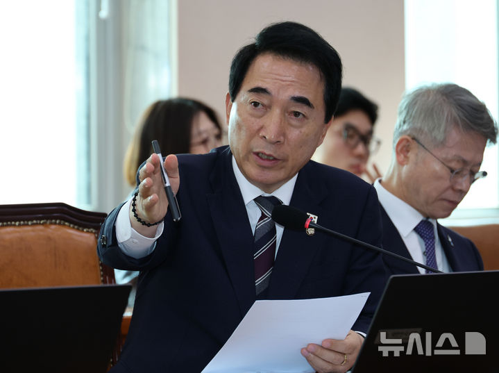 [서울=뉴시스] 김금보 기자 = 박수현 더불어민주당 의원이 20일 서울 여의도 국회에서 열린 문화체육관광위원회 국정감사에서 질의를 하고 있다. 있다. 2025.10.20. kgb@newsis.com