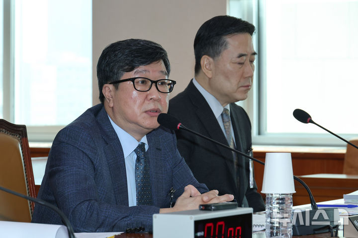 [서울=뉴시스] 김금보 기자 = 편장완 한국예술종합학교 총장이 20일 서울 여의도 국회에서 열린 문화체육관광위원회 국정감사에서 질의에 답하고 있다. 2025.10.20. kgb@newsis.com