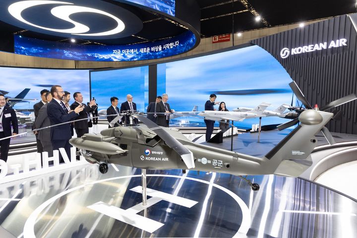 [서울=뉴시스] 대한항공은 20일 경기 고양시 킨텍스에서 열린 서울 국제 항공우주 및 방위산업 전시회(ADEX) 2025에서 무인기 3종을 최초 공개했다. 이번에 선보인 무인기는 저피탐 무인편대기(LOWUS) 시제기, 중형 타격 무인기(Loitering Munition) 시제기, 소형 협동 무인기(KUS-FX) 목업(mock-up·실제 크기 모형)이다. 사진은 대한항공 부스를 찾은 관람객들. (사진=대한항공 제공) 2025.10.20. photo@newsis.com *재판매 및 DB 금지