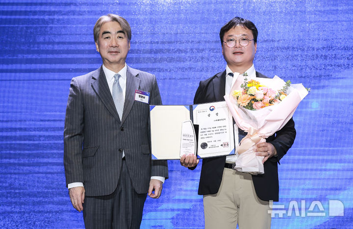 [서울=뉴시스] 정병혁 기자 = 류제황 씨에이티빔텍 대표이사가 20일 서울 용산구 드래곤시티호텔에서 열린 뉴시스 창사 24주년 기념 '10년 후 한국' 포럼 차세대 기술 리더상 시상식에서 과학기술정보통신부장관상을 수상한 뒤 염영남 뉴시스 대표이사와 기념촬영을 하고 있다. 2025.10.20 jhope@newsis.com