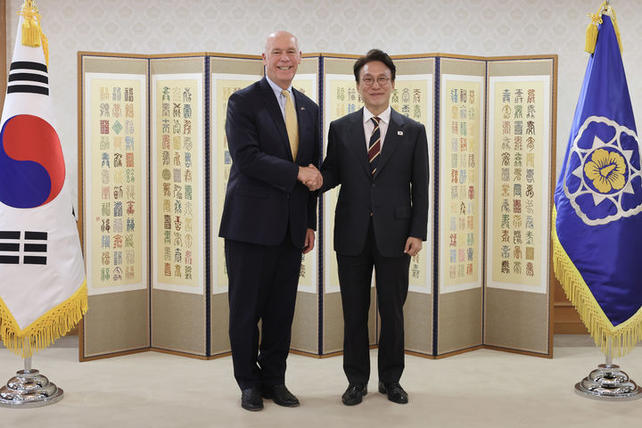 [서울=뉴시스] 추상철 기자 = 김민석 국무총리가 20일 서울 종로구 정부서울청사에서 그레그 지안포르테 미국 몬태나 주지사를 접견하며 기념촬영을 하고 있다. (사진= 국무총리실 제공) 2025.10.20. photo@newsis.com *재판매 및 DB 금지