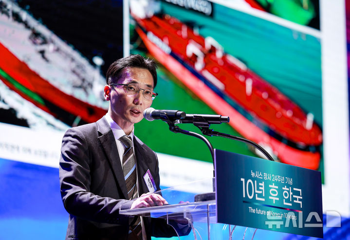 [서울=뉴시스] 정병혁 기자 = 임지윤 HD현대중공업 기본계획부서장이 20일 서울 용산구 드래곤시티호텔에서 열린 뉴시스 창사 24주년 기념 '10년 후 한국' 포럼 차세대 기술 리더상 시상식에서 해양수상부장관상을 수상한 뒤 기술 발표를 하고 있다. 2025.10.20 jhope@newsis.com