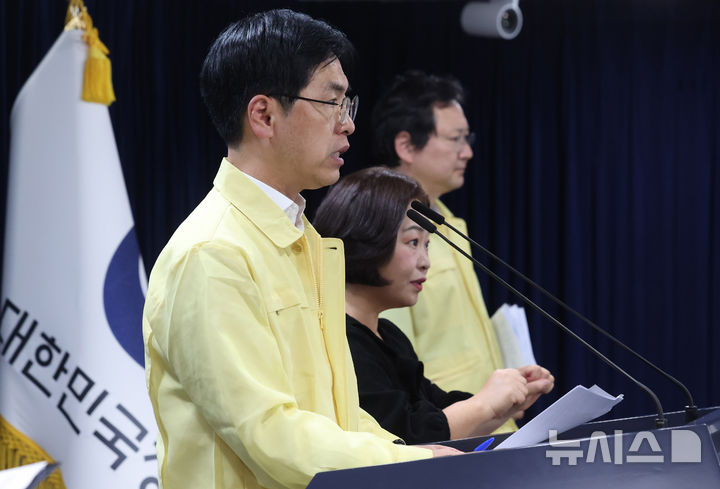 [서울=뉴시스] 추상철 기자 = 김민재 중앙재난안전대책본부 제1차장(행정안전부 차관)이 지난 20일 오후 서울 종로구 정부서울청사에서 국가정보자원관리원(국정자원) 행정정보시스템 화재 관련 브리핑을 하고 있다. 2025.10.20. scchoo@newsis.com