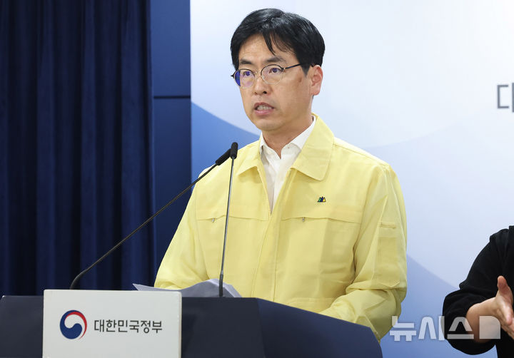 [서울=뉴시스] 추상철 기자 = 김민재 중앙재난안전대책본부 제1차장(행정안전부 차관)이 20일 오후 서울 종로구 정부서울청사에서 국가정보자원관리원(국정자원) 행정정보시스템 화재 관련 브리핑을 하고 있다. 2025.10.20. scchoo@newsis.com