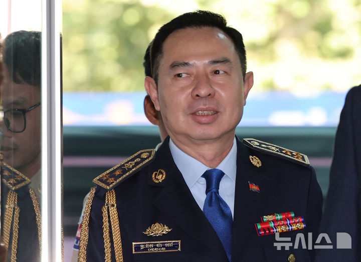 [서울=뉴시스] 황준선 기자 = 치아 삐어우(Chea Peou) 캄보디아 경찰청 차장이 20일 오후 유재성 경찰청장 직무대행과 한국인 대상 스캠(온라인 사기) 범죄 대응과 협력 방안 논의를 위한 양자회담을 위해 서울 서대문구 경찰청에 도착하고 있다. 2025.10.20. hwang@newsis.com