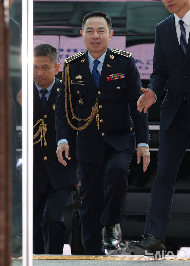 [서울=뉴시스] 황준선 기자 = 치아 삐어우(Chea Peou) 캄보디아 경찰청 차장이 20일 오후 유재성 경찰청장 직무대행과 한국인 대상 스캠(온라인 사기) 범죄 대응과 협력 방안 논의를 위한 양자회담을 위해 서울 서대문구 경찰청에 도착하고 있다. 2025.10.20. hwang@newsis.com