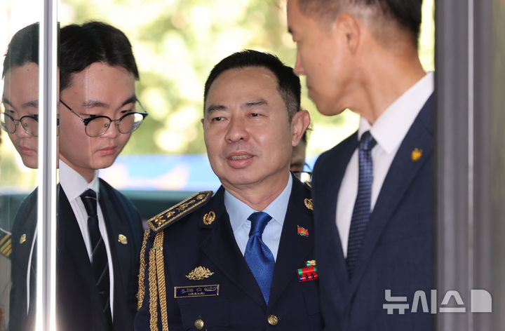 [서울=뉴시스] 황준선 기자 = 치아 삐어우(Chea Peou) 캄보디아 경찰청 차장이 20일 오후 유재성 경찰청장 직무대행과 한국인 대상 스캠(온라인 사기) 범죄 대응과 협력 방안 논의를 위한 양자회담을 위해 서울 서대문구 경찰청에 도착하고 있다. 2025.10.20. hwang@newsis.com