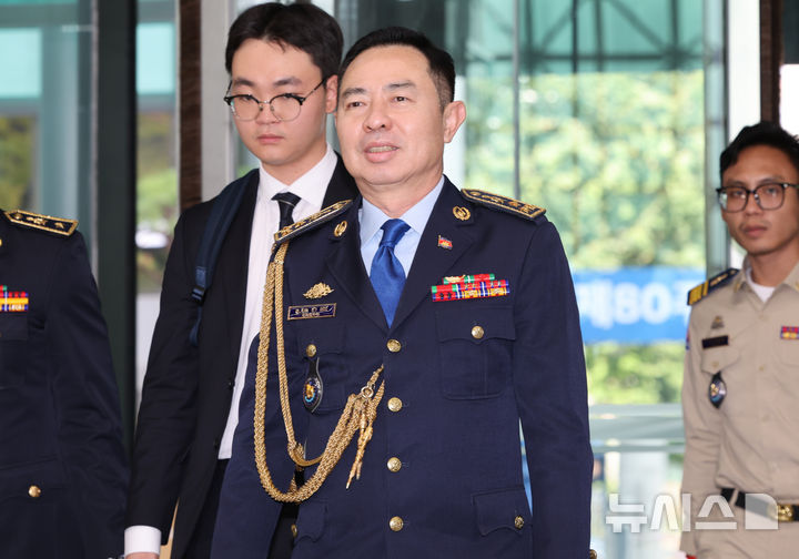 [서울=뉴시스] 황준선 기자 = 치아 삐어우(Chea Peou) 캄보디아 경찰청 차장이 20일 오후 유재성 경찰청장 직무대행과 한국인 대상 스캠(온라인 사기) 범죄 대응과 협력 방안 논의를 위한 양자회담을 위해 서울 서대문구 경찰청에 도착하고 있다. 2025.10.20. hwang@newsis.com
