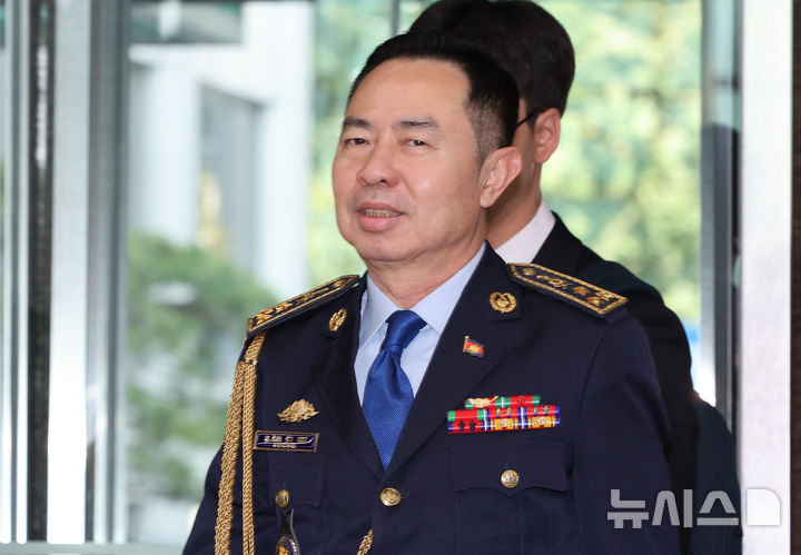 [서울=뉴시스] 황준선 기자 = 치아 삐어우(Chea Peou) 캄보디아 경찰청 차장이 20일 오후 유재성 경찰청장 직무대행과 한국인 대상 스캠(온라인 사기) 범죄 대응과 협력 방안 논의를 위한 양자회담을 위해 서울 서대문구 경찰청에 도착하고 있다. 2025.10.20. hwang@newsis.com