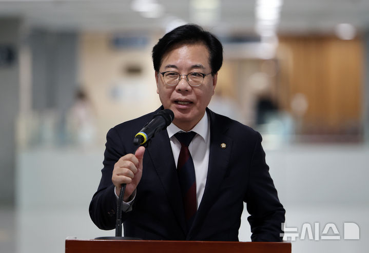 [서울=뉴시스] 김명년 기자 = 송언석 국민의힘 원내대표가 20일 오후 서울 여의도 국회 의원회관에서 열린 북한인권 사진전 개막식에서 축사하고 있다. 2025.10.20. kmn@newsis.com