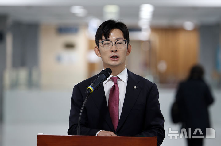 [서울=뉴시스] 김명년 기자 = 박충권 국민의힘 의원이 지난해 10월 20일 오후 서울 여의도 국회 의원회관에서 열린 북한인권 사진전 개막식에서 발언하고 있다. 2025.10.20. kmn@newsis.com