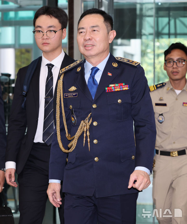 [서울=뉴시스] 황준선 기자 = 치아 삐어우(Chea Peou) 캄보디아 경찰청 차장이 20일 오후 유재성 경찰청장 직무대행과 한국인 대상 스캠(온라인 사기) 범죄 대응과 협력 방안 논의를 위한 양자회담을 위해 서울 서대문구 경찰청에 도착하고 있다. 2025.10.20. hwang@newsis.com