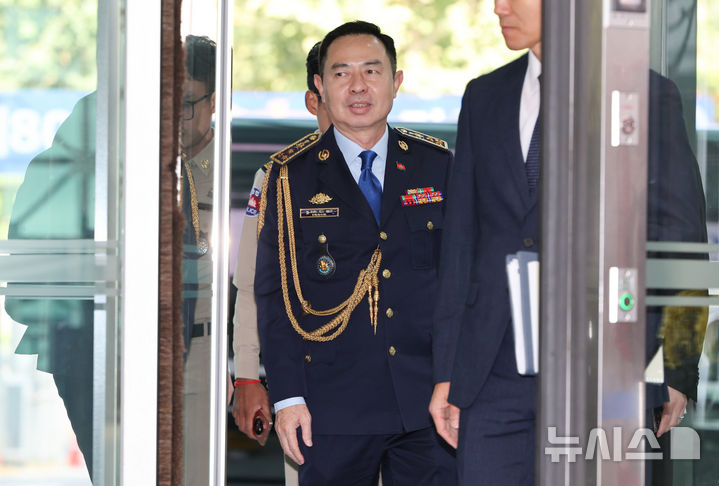 [서울=뉴시스] 황준선 기자 = 치아 삐어우(Chea Peou) 캄보디아 경찰청 차장이 20일 오후 유재성 경찰청장 직무대행과 한국인 대상 스캠(온라인 사기) 범죄 대응과 협력 방안 논의를 위한 양자회담을 위해 서울 서대문구 경찰청에 도착하고 있다. 2025.10.20. hwang@newsis.com
