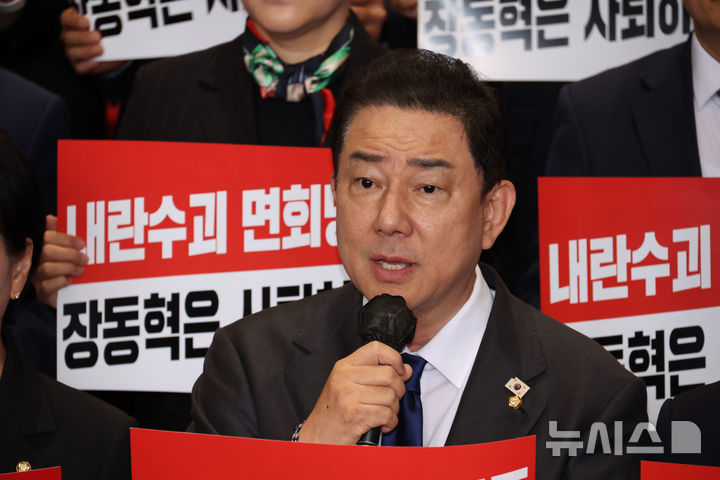 [서울=뉴시스] 김금보 기자 = 김병기 더불어민주당 원내대표가 20일 오후 서울 여의도 국회에서 윤석열 전 대통령을 면회한 장동혁 국민의힘 대표를 규탄하는 기자회견을 열고 발언을 하고 있다. 2025.10.20. kgb@newsis.com