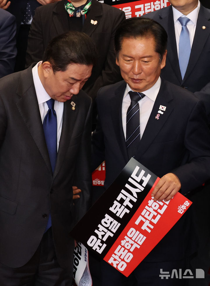 [서울=뉴시스] 김금보 기자 = 정청래 더불어민주당 대표와 김병기 원내대표가 20일 오후 서울 여의도 국회에서 열린 윤석열 전 대통령을 면회한 장동혁 국민의힘 대표를 규탄하는 기자회견 시작에 앞서 대화를 하고 있다. 2025.10.20. kgb@newsis.com