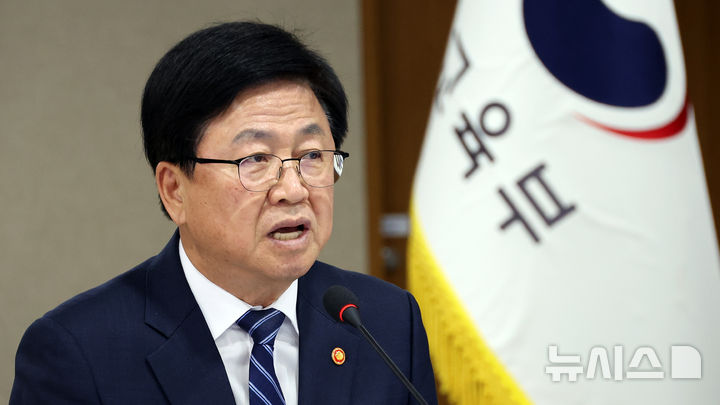 [세종=뉴시스] 강종민 기자 = 최교진 교육부 장관이 20일 세종시 정부세종청사에서 열린 출입기자 간담회에서 기자 질문에 답하고 있다. 2025.10.20. ppkjm@newsis.com