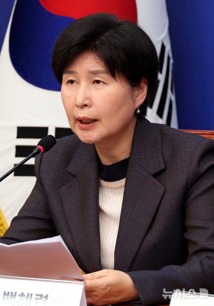 [서울=뉴시스] 조성봉 기자 = 백혜련 더불어민주당 사개특위 위원장이 20일 오후 서울 여의도 국회에서 열린 사법개혁특별위원회 사법개혁안 발표 기자간담회에서 개혁안을 발표하고 있다.2025.10.20. suncho21@newsis.com