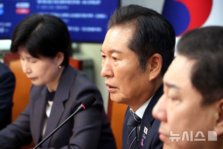 [서울=뉴시스] 조성봉 기자 = 정청래 더불어민주당 대표가 20일 오후 서울 여의도 국회에서 열린 사법개혁특별위원회 사법개혁안 발표 기자간담회에서 발언을 하고 있다.2025.10.20. suncho21@newsis.com