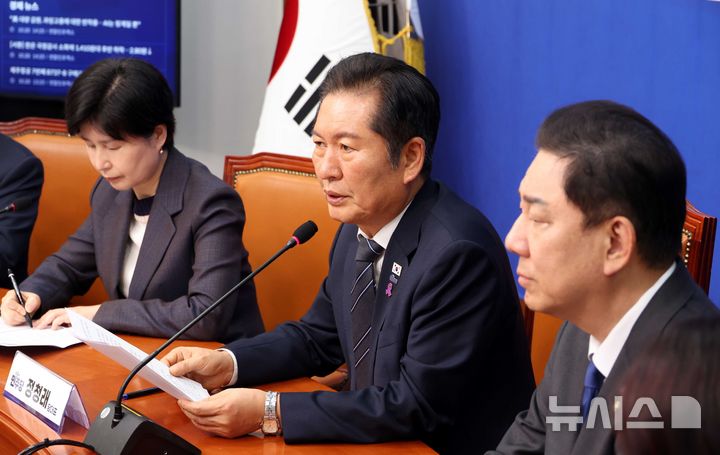 [서울=뉴시스] 조성봉 기자 = 정청래 더불어민주당 대표가 20일 오후 서울 여의도 국회에서 열린 사법개혁특별위원회 사법개혁안 발표 기자간담회에서 발언을 하고 있다.2025.10.20. suncho21@newsis.com