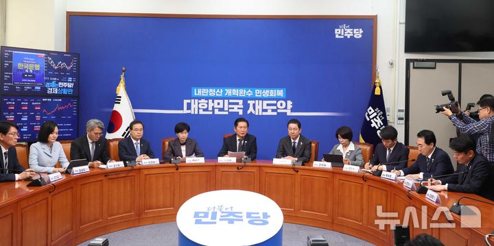 [서울=뉴시스] 조성봉 기자 = 정청래 더불어민주당 대표가 20일 오후 서울 여의도 국회에서 열린 사법개혁특별위원회 사법개혁안 발표 기자간담회에서 발언을 하고 있다.2025.10.20. suncho21@newsis.com