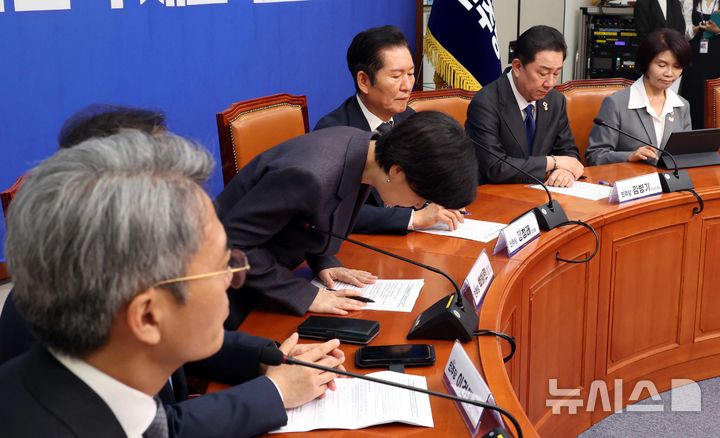 [서울=뉴시스] 조성봉 기자 = 백혜련 더불어민주당 사개특위 위원장이 20일 오후 서울 여의도 국회에서 열린 사법개혁특별위원회 사법개혁안 발표 기자간담회에 앞서 일어나 고개숙여 인사를 하고 있다. 2025.10.20. suncho21@newsis.com