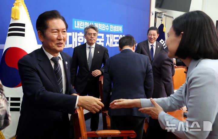 [서울=뉴시스] 조성봉 기자 = 정청래 더불어민주당 대표가 20일 오후 서울 여의도 국회에서 열린 사법개혁특별위원회 사법개혁안 발표 기자간담회에서 김남희 사개특위 위원과 악수를 하고 있다.2025.10.20. suncho21@newsis.com