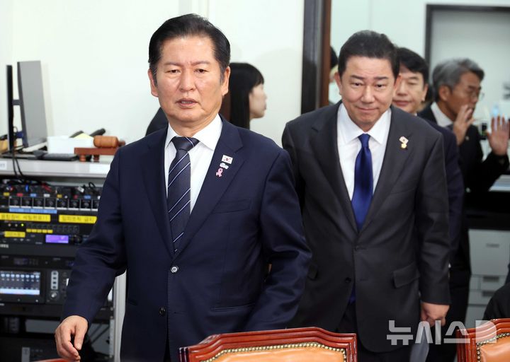 [서울=뉴시스] 조성봉 기자 = 정청래 더불어민주당 대표와 김병기 원내대표가 20일 오후 서울 여의도 국회에서 열린 사법개혁특별위원회 사법개혁안 발표 기자간담회에 참석하고 있다.2025.10.20. suncho21@newsis.com