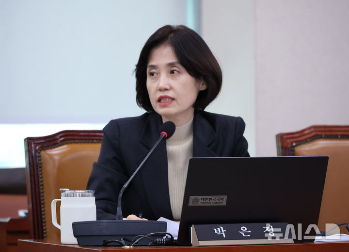 [서울=뉴시스] 김금보 기자 = 박은정 조국혁신당 의원이 20일 서울 여의도 국회에서 열린 법제사법위원회 국정감사에서 질의를 하고 있다. 2025.10.20. kgb@newsis.com