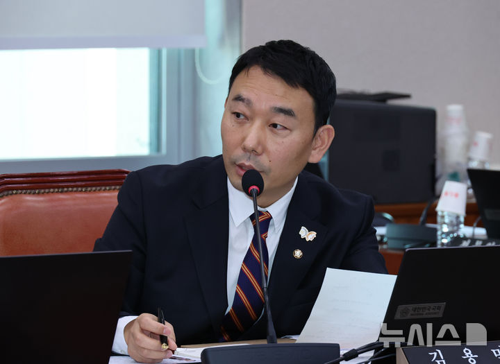 [서울=뉴시스] 김금보 기자 = 김용민 더불어민주당 의원이 20일 서울 여의도 국회에서 열린 법제사법위원회 국정감사에서 질의를 하고 있다. 2025.10.20. kgb@newsis.com