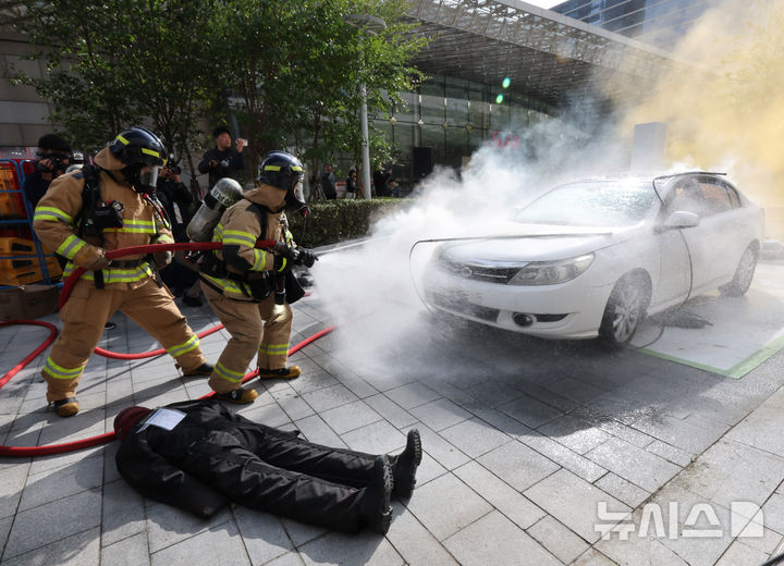 [서울=뉴시스] 배훈식 기자 = 2025 강남구 안전한국훈련 긴급구조 종합훈련이 진행된 20일 오후 서울 강남구 코엑스에서 소방대원들이 전기차 화재진압 훈련을 하고 있다. 2025.10.20. dahora83@newsis.com