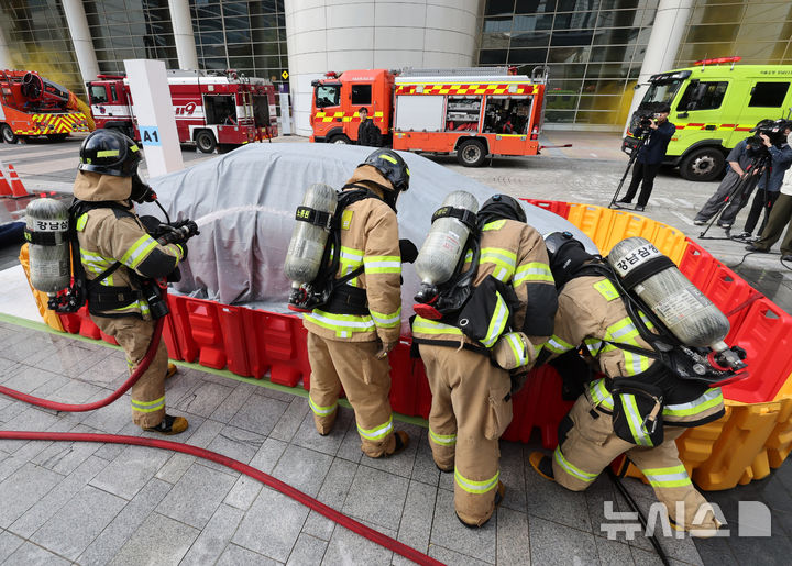 [서울=뉴시스] 배훈식 기자 = 2025 강남구 안전한국훈련 긴급구조 종합훈련이 진행된 20일 오후 서울 강남구 코엑스에서 소방대원들이 전기차 화재진압 훈련을 하고 있다. 2025.10.20. dahora83@newsis.com