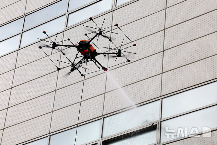 [서울=뉴시스] 배훈식 기자 = 사진은 2025 강남구 안전한국훈련 긴급구조 종합훈련이 진행된 지난해 10월20일 오후 서울 강남구 코엑스에서 소방대원들이 드론을 활용한 화재 진압 훈련을 하고 있는 모습. 2025.10.20. dahora83@newsis.com