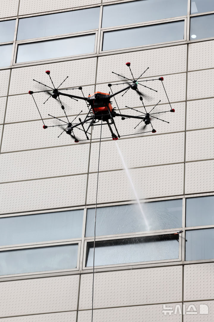 [서울=뉴시스] 배훈식 기자 = 2025 강남구 안전한국훈련 긴급구조 종합훈련이 진행된 20일 오후 서울 강남구 코엑스에서 소방대원들이 드론을 활용한 화재 진압 훈련을 하고 있다. 2025.10.20. dahora83@newsis.com