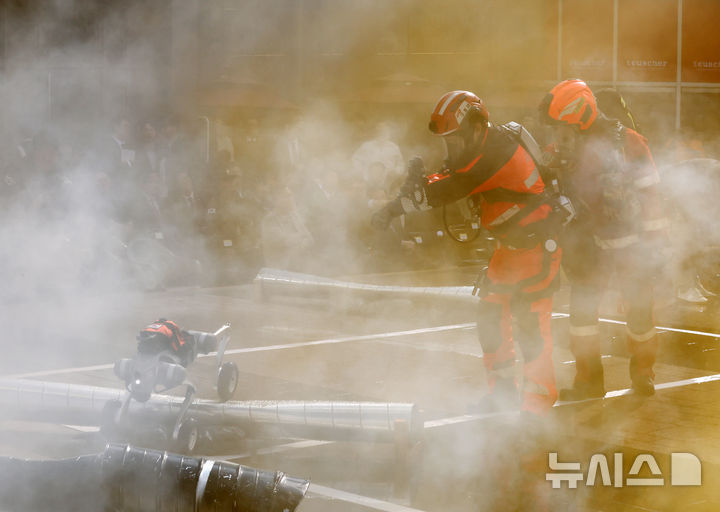 [서울=뉴시스] 배훈식 기자 = 2025 강남구 안전한국훈련 긴급구조 종합훈련이 진행된 20일 오후 서울 강남구 코엑스에서 소방대원들이 로봇개를 활용한 화재 진압과 인명구조 활동 훈련을 하고 있다. 2025.10.20. dahora83@newsis.com