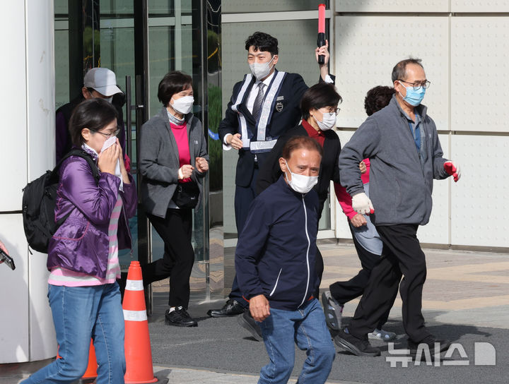 [서울=뉴시스] 배훈식 기자 = 2025 강남구 안전한국훈련 긴급구조 종합훈련이 진행된 20일 오후 서울 강남구 코엑스에서 직원들이 화재 대피훈련을 하고 있다. 2025.10.20. dahora83@newsis.com