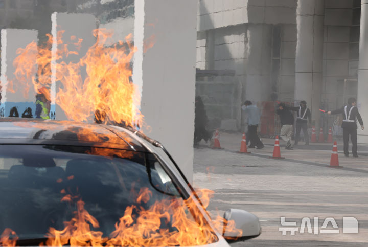 [서울=뉴시스] 배훈식 기자 = 2025 강남구 안전한국훈련 긴급구조 종합훈련이 진행된 20일 오후 서울 강남구 코엑스에서 직원들이 화재 대피훈련을 하고 있다. 2025.10.20. dahora83@newsis.com