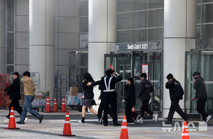 [서울=뉴시스] 배훈식 기자 = 2025 강남구 안전한국훈련 긴급구조 종합훈련이 진행된 20일 오후 서울 강남구 코엑스에서 직원들이 화재 대피훈련을 하고 있다. 2025.10.20. dahora83@newsis.com