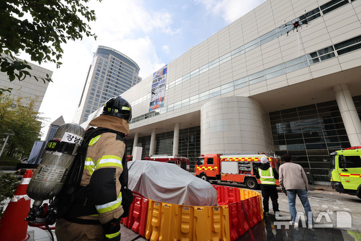[서울=뉴시스] 배훈식 기자 = 2025 강남구 안전한국훈련 긴급구조 종합훈련이 진행된 20일 오후 서울 강남구 코엑스에서 소방대원들이 드론을 활용한 화재 진압 훈련을 하고 있다. 2025.10.20. dahora83@newsis.com