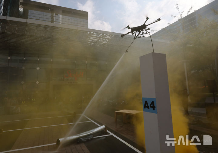 [서울=뉴시스] 배훈식 기자 = 2025 강남구 안전한국훈련 긴급구조 종합훈련이 진행된 20일 오후 서울 강남구 코엑스에서 소방대원들이 드론을 활용한 화재 진압 훈련을 하고 있다. 2025.10.20. dahora83@newsis.com