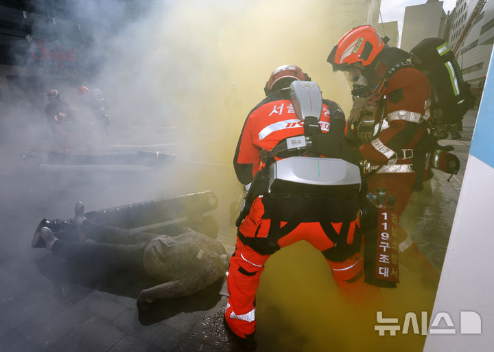 [서울=뉴시스] 배훈식 기자 = 2025 강남구 안전한국훈련 긴급구조 종합훈련이 진행된 20일 오후 서울 강남구 코엑스에서 소방대원들이 로봇개를 활용한 화재 진압과 인명구조 활동 훈련을 하고 있다. 2025.10.20. dahora83@newsis.com
