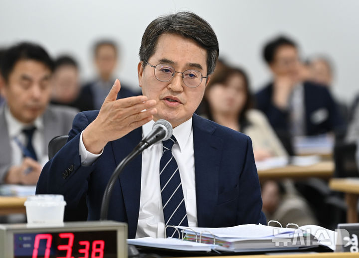 [수원=뉴시스] 김종택 기자 = 김동연 경기도지사가 20일 경기 수원시 경기도청에서 열린 국회 국토교통위원회의 경기도에 대한 국정감사에서 의원 질의에 답변하고 있다. 2025.10.20. jtk@newsis.com