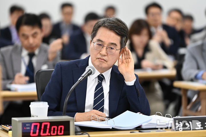 [수원=뉴시스] 김종택 기자 = 김동연 경기도지사가 20일 경기 수원시 경기도청에서 열린 국회 국토교통위원회의 경기도에 대한 국정감사에서 의원 질의를 듣고 있다. 2025.10.20. jtk@newsis.com