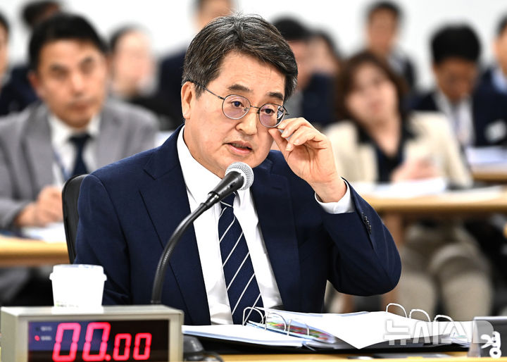 [수원=뉴시스] 김종택 기자 = 김동연 경기도지사가 20일 경기 수원시 경기도청에서 열린 국회 국토교통위원회의 경기도에 대한 국정감사에서 의원 질의에 답변하고 있다. 2025.10.20. jtk@newsis.com